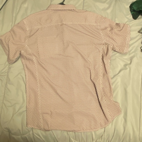 Selling button down shirt worn once very good condition fits loose - Picture 4 of 5